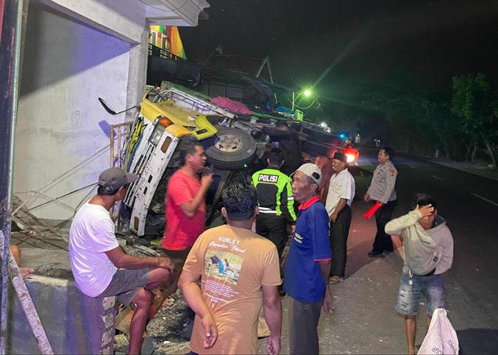 Truk-mendadak-oleng-dan-terguling-setelah-menyenggol-rumah-warga-Bangkalan.jpg