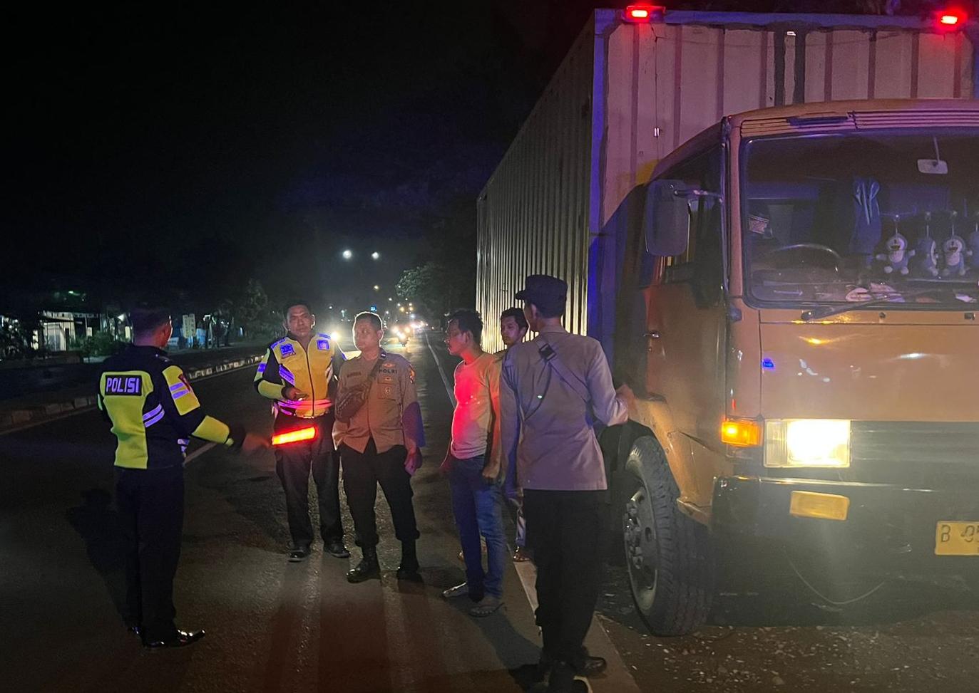 Truk-yang-terlibat-tabrakan-dan-dihentikan-petugas-saat-kabur-meninggalkan-T.jpg