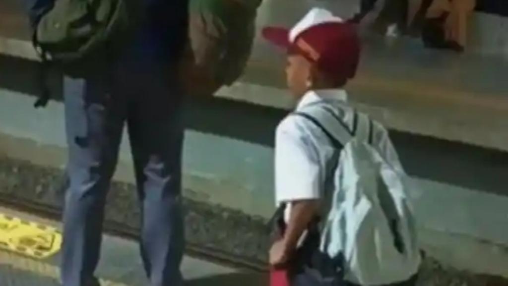Viral-video-siswa-SD-sendirian-berangkat-sekolah-sejak-subuh-naik-KRL.jpg