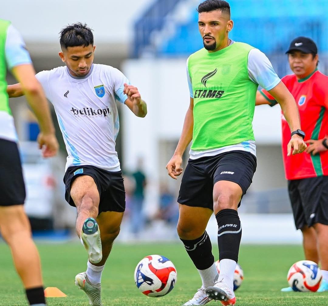 WASPADA-Pemain-Persela-menjalani-official-training-jelang-menjamu-Persipura.jpg