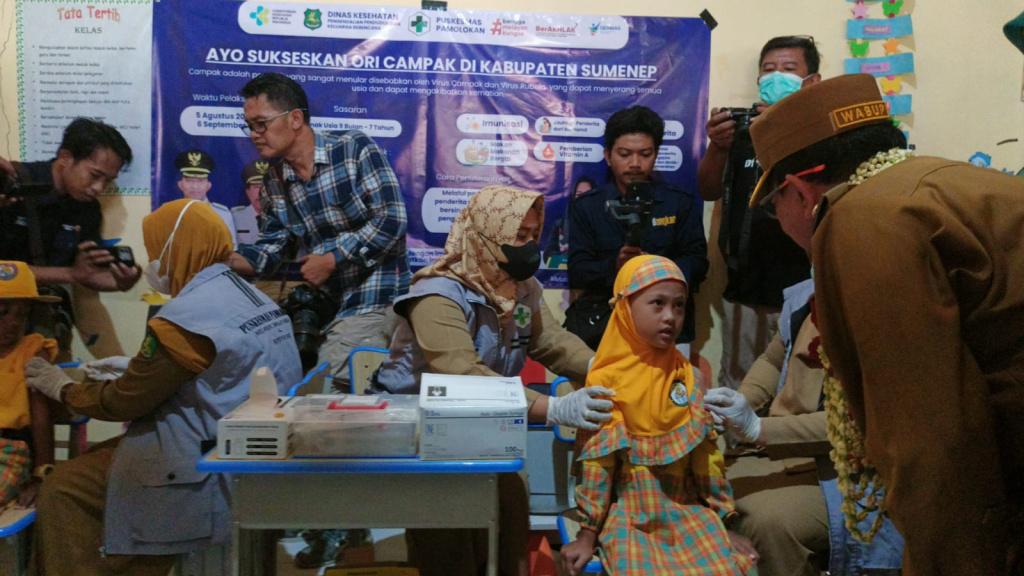 Wabub-Sumenep-KH-Imam-Hasyim-cek-imunisasi-anak-PAUD-HI-Rumah-Pintar-Kecamatan-Kota.jpg