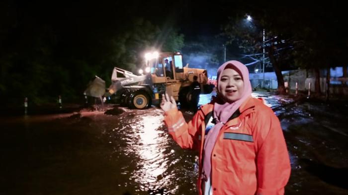 Wakil-Bupati-Situbondo-Ulfiyah-meninjau-lokasi-banjir-di-Jalan-Pantura-Kembangsambi.jpg