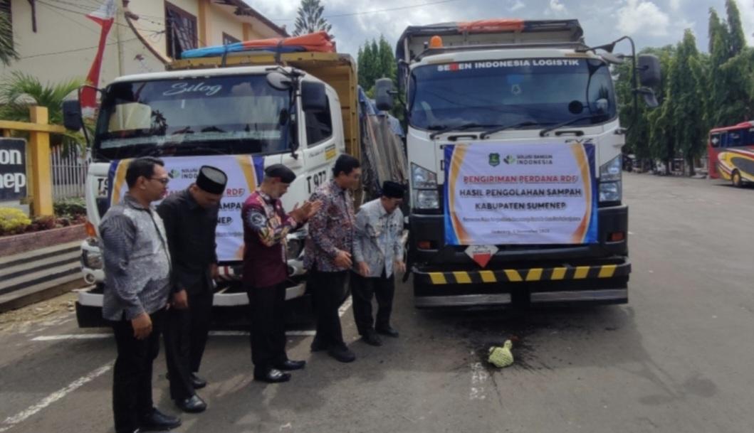 Wakil-Bupati-Sumenep-Imam-Hasyim-saat-melepas-pengiriman-RDF-pertama-di-depan.jpg