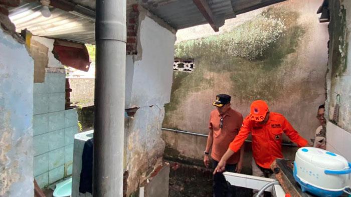 Wali-Kota-Malang-Wahyu-Hidayat-meninjau-kondisi-pasca-banjir-di-permukiman-warga-Jalan-Sidomulyo.jpg