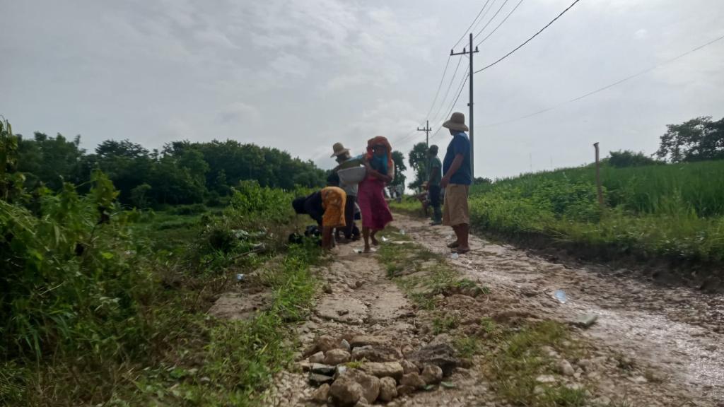 Warga-Desa-Montorna-Sumenep-gotong-royong-perbaiki-jalan-desa-yang-rusak.jpg
