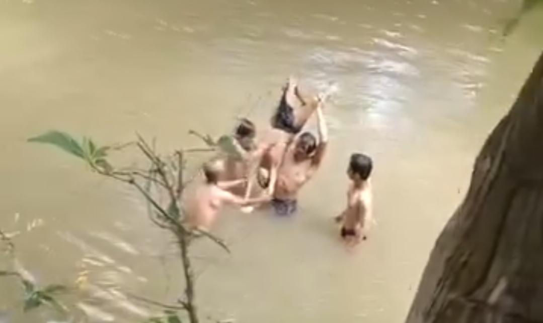 Warga-berupaya-memberikan-pertolongan-pertama-terhadap-bocah-yang-tenggelam.jpg
