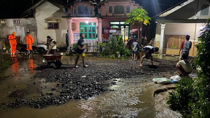 Warga-dan-tim-BPBD-Bondowoso-bergotong-royong-membersihkan-lumpur-dan-pasir-bawaan-banjir.jpg