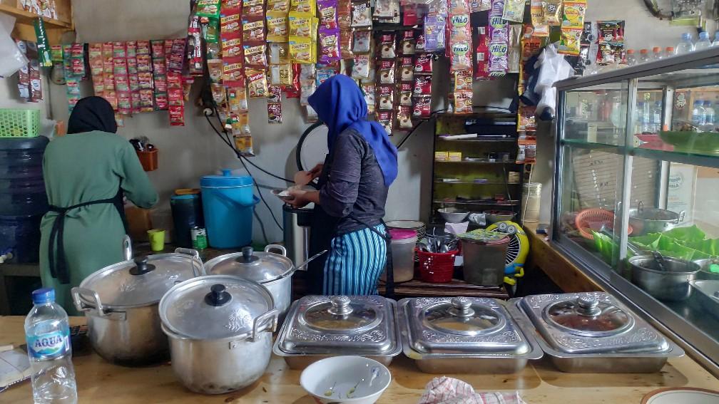 Warung-makan-di-kawasan-Kota-Tuban.jpg