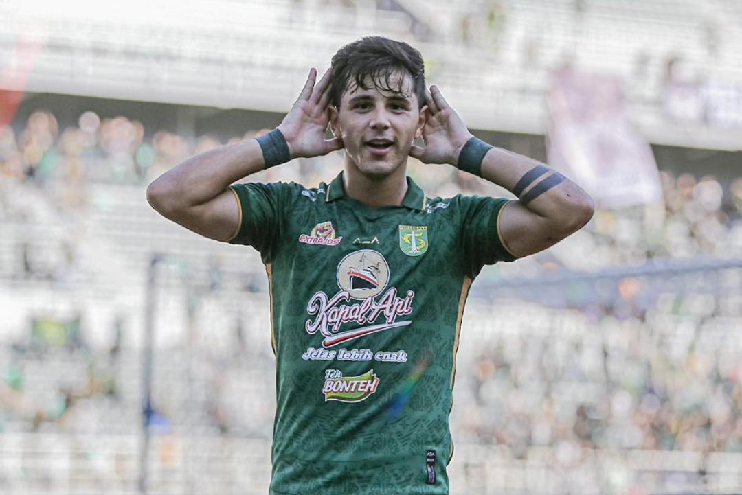 Winger-Persebaya-Bruno-Moreira-merayakan-gol-ke-gawang-Arema-FC-di-Stadion-GBT.jpg