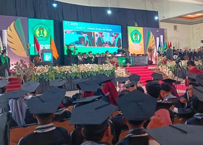 Wisuda-perdana-Universitas-PGRI-UPI-Sumenep.jpg