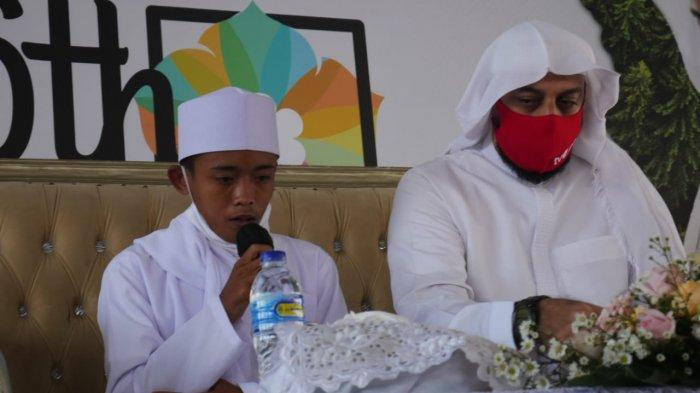 akbar-mengaji-disamping-syekh-ali-jaber-berkah-mengaji-oleh-syekh-ali-jaber-dihadiahi-umrah.jpg