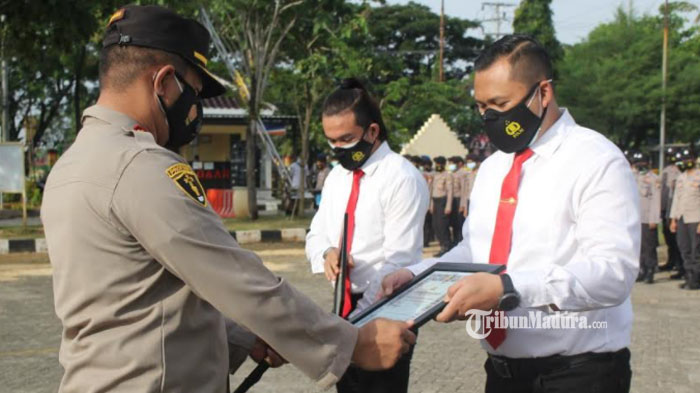 40 Anggota Polres Sampang Berpestasi Dapat Penghargaan dari Kapolres Abdul Hafidz, Ini Daftarnya