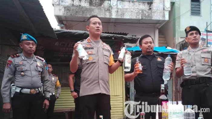 akbp-kusworo-wibowo-menunjukkan-miras-usai-penggerebekan-jelang-tahun-baru.jpg
