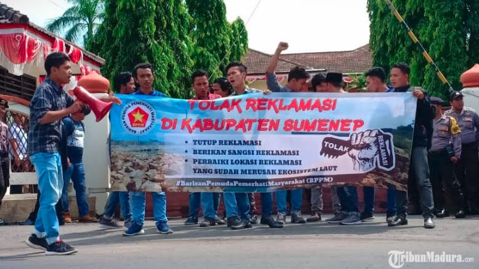 Mahasiswa Demo di Kantor Pemkab Sumenep, Tuntut Pengusaha Tambak Udang Ilegal di Bluto Juga Diusut