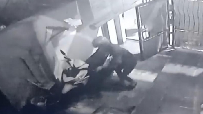 aksi-pencurian-motor-yang-dilakukan-3-bandit-di-kosan-jalan-tuban-1-no-1-bubutan-surabaya.jpg