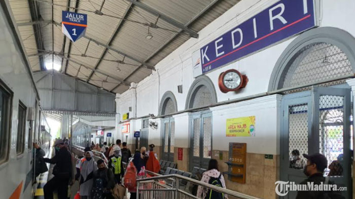 aktivitas-di-stasiun-kota-kediri-selasa-15122020.jpg