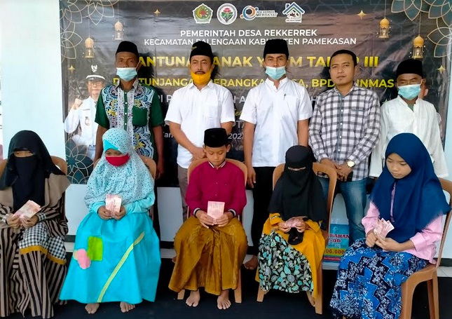 anak-yatim-warga-desa-rekkerrek-menerima-santunan-dari-pemdes-rekkerrek-di-balai-desa-setempat.jpg
