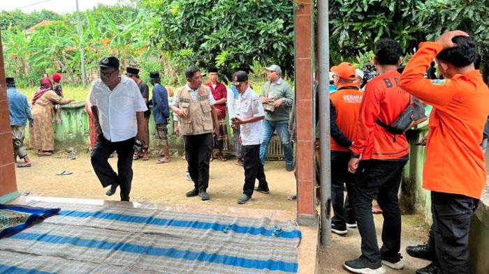 anggota-BPBD-Sampang-mengunjungi-rumah-duka-Safiih-di-Dusun-Dharma.jpg