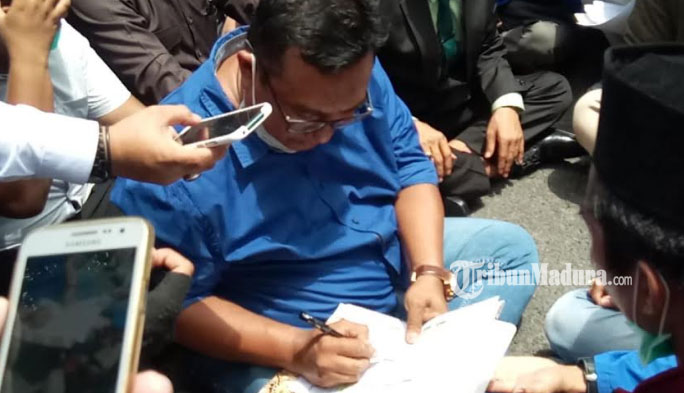 Mahasiswa Sampang 'Sukses' Tekan Seluruh Fraksi DPRD Tanda Tangan Penolakan Omnibus Law UU Ciptaker