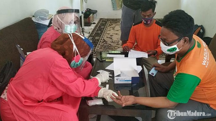 Bertugas Lakukan Pemulasaraan Jenazah Pasien Covid-19, Anggota FRPB Pamekasan Dirapid Tes Massal