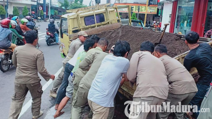Trotoar Jebol di Kediri, Dump Truk Muat Pasir Terperosok di Dalamnya, Warga Ramai-ramai Angkat Truk