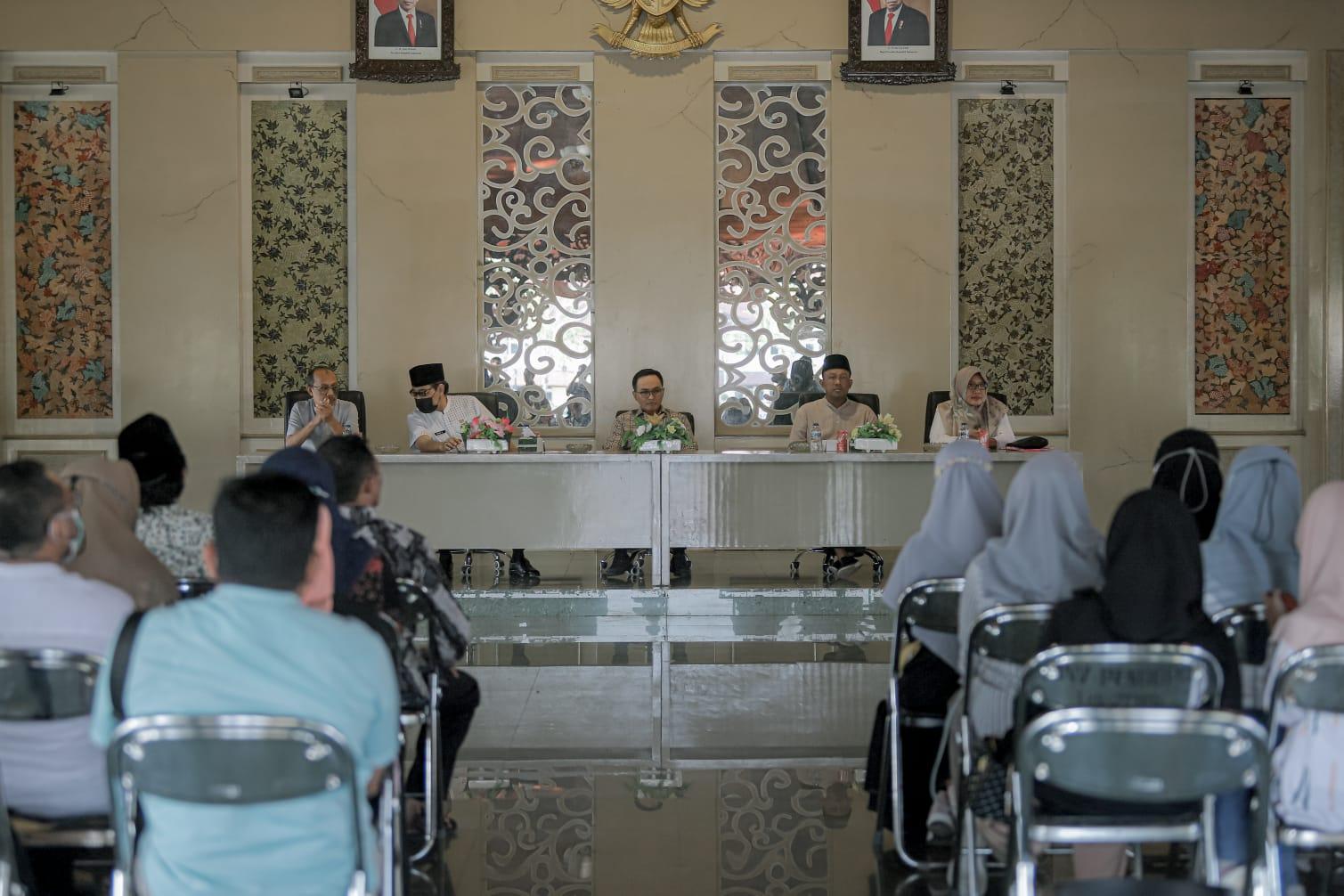 Bupati Pamekasan Minta Penerima Beasiswa Kedokteran UNAIR Agar Utamakan Kemanusiaan, Ikhlas Menolong