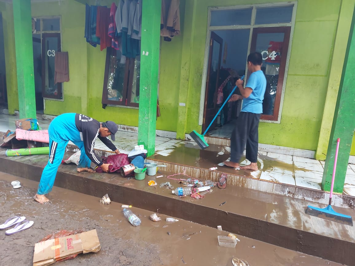 Banjir Landa Ponpes IBU di Jember, 13 Santri Harus Jalani Perawatan, Begini Kondisinya