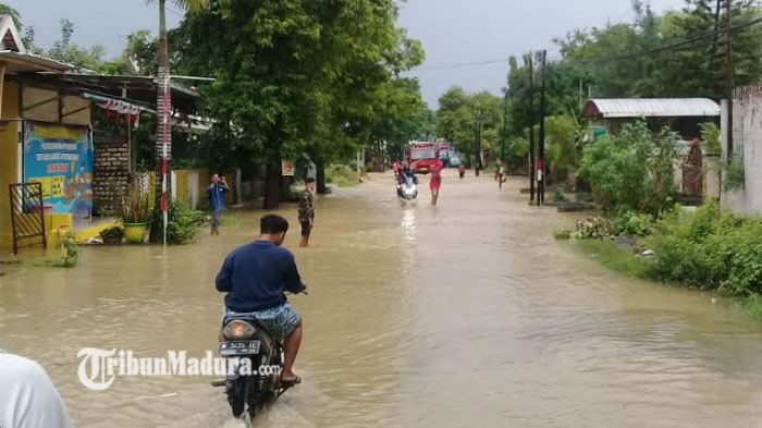 banjir-yang-menggenangi-sebagian-wilayah-pamekasan-madura-sampah-ikut-andil-terjadinya-banjir.jpg