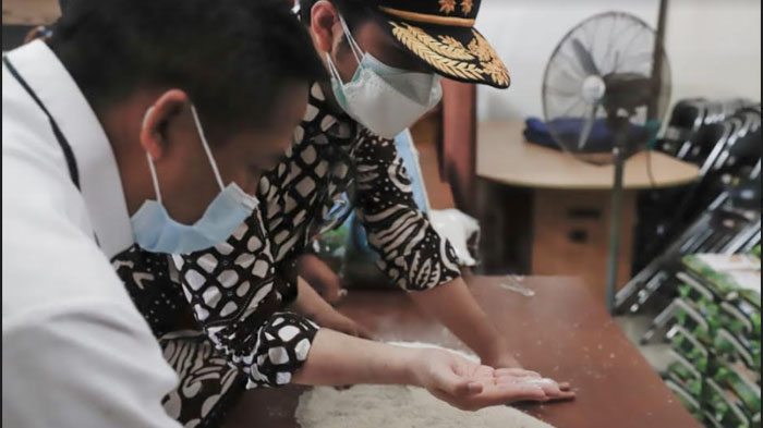 Emil Dardak Pastikan Beras Bansos di Bangkalan Tak Didistribusikan, Segera Diganti Pemprov Jatim