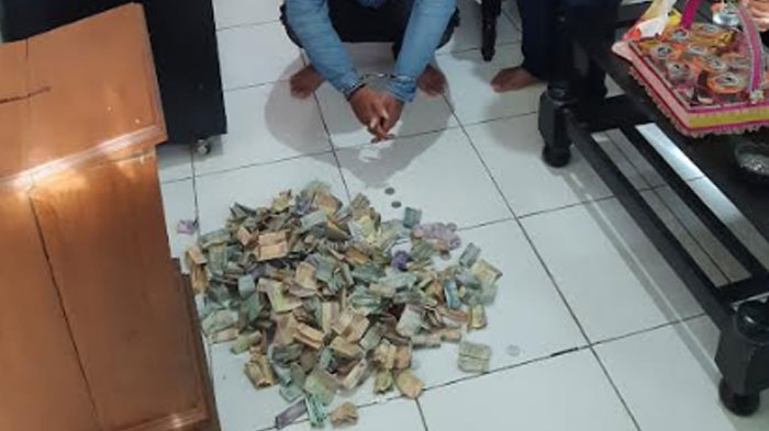 Suara Misterius dari Dalam Masjid Bikin Warga Curiga, Saat Dicek Ternyata ada Pria Bobol Kotak Amal