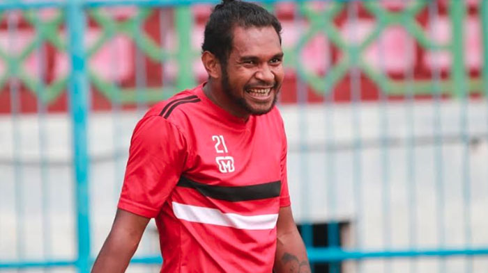 bek-madura-united-fandry-imbiri-yang-siap-bela-madura-united-lawan-borneo-fc.jpg