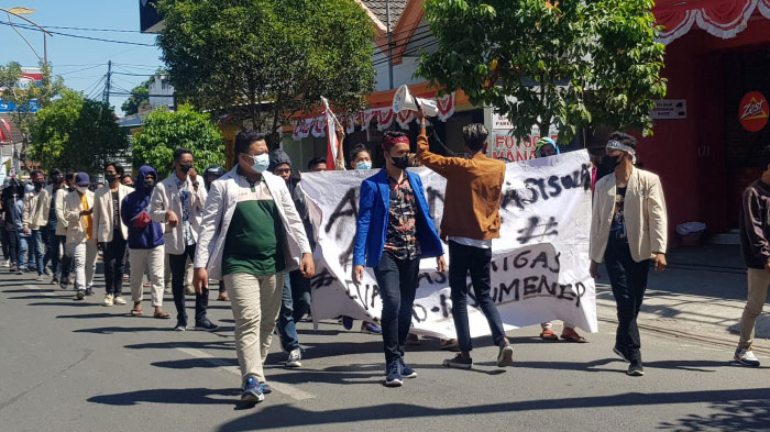 BREAKING NEWS - Aliansi BEM Se-Sumenep Demo Kantor Pemkab, Protes Anggaran Covid-19, ini Tuntutannya