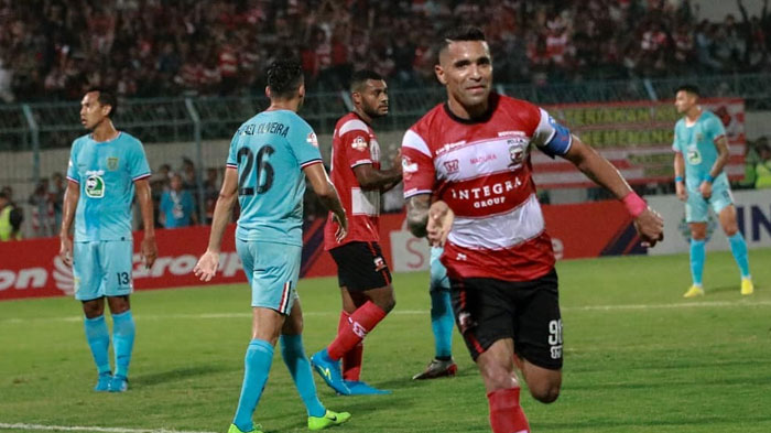 madura/beto-goncalves-saat-merayakan-gol-pada-lagamadura-united-vspersela.jpg