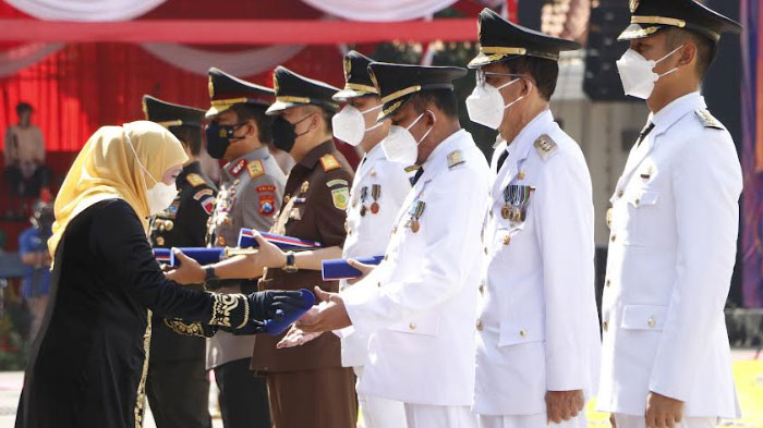 bupati-fauzi-menerima-jer-basuki-mawa-beya-emas-dari-gubenur-jawa-timur-khofifah-indar-parawansa.jpg