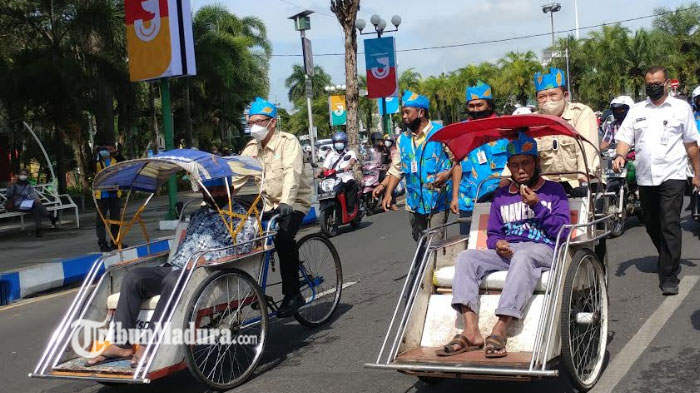Aksi Bupati Jember Kayuh Becak Hingga Ngos-Ngosan saat Peluncuran Angkutan Wisata Jember