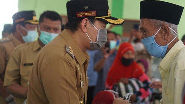 bupati-nganjuk-novi-rahman-hidhayat-menyerahkan-bantuan-sembako.jpg