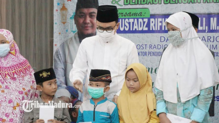 bupati-pamekasan-baddrut-tamam-saat-menyantuni-anak-yatim-di-masjid-hikmah-jalan-nugroho.jpg
