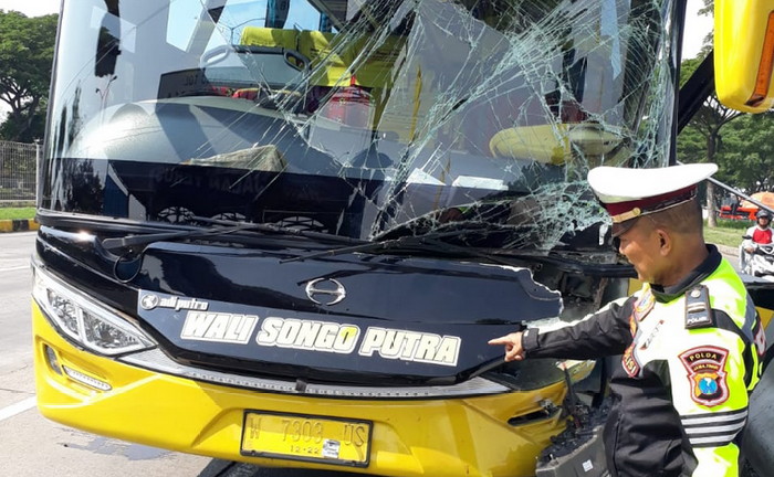 Mau ke Bangkalan, Bus Pariwisata Angkut 50 Orang Asal Gresik Tabrak Gardu Peron Jembatan Suramadu