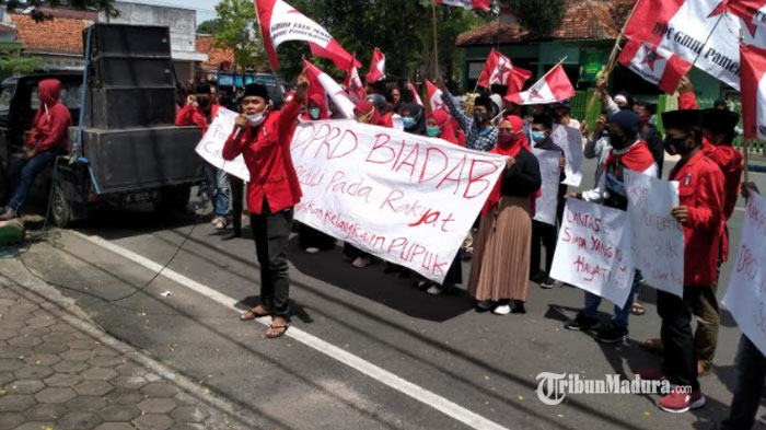 demo-di-depan-kantor-dprd-pamekasan1.jpg