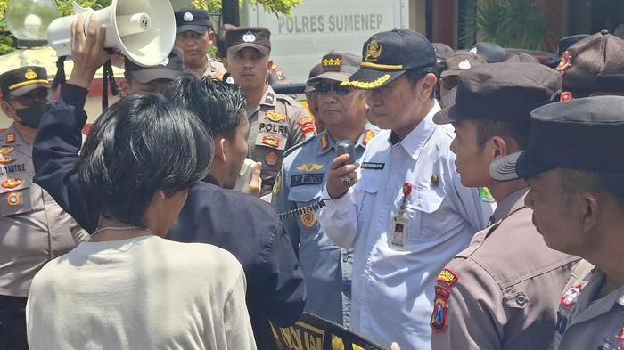 demo-mahasiswa-sumeneo-Himpass-menggelar-aksi-unjuk-rasa-di-depan-Kantor-Dinsos-P3A-Sumenep1.jpg