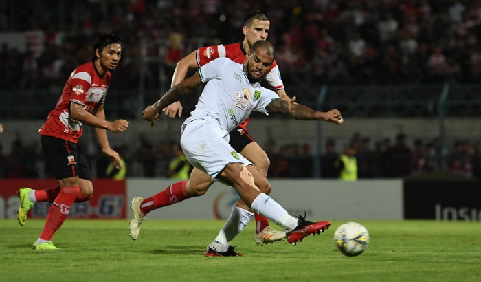 derby-suramadu-madura-united-vs-persebaya-surabaya.jpg