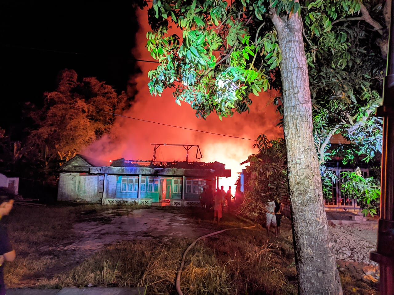 dua-rumah-ludes-terbakar-di-kabupaten-bojonegoro-terbakar.jpg