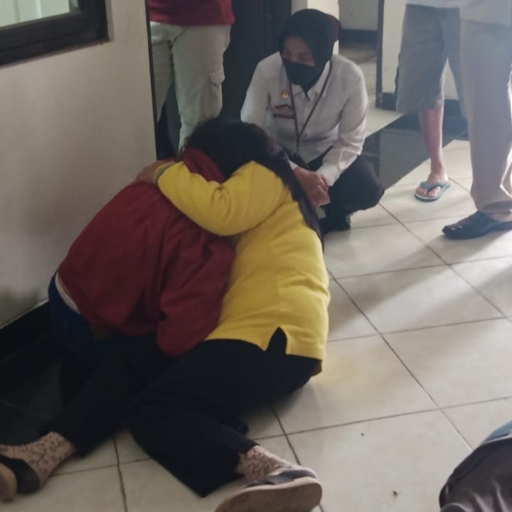 2 Remaja Diamankan Satpol PP, Mabuk di Alun-alun Caruban Tenggak Arak Jowo