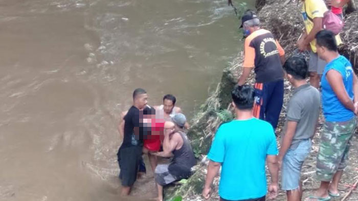 evakuasi-ib-10-di-sungai.jpg