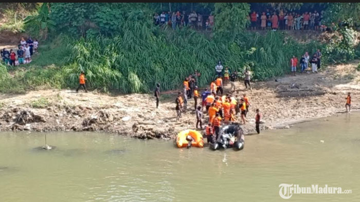 evakuasi-pelajar-yang-tenggelam-disungai-bengawan-madiun.jpg