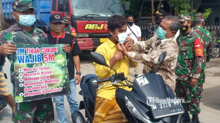 forkopimcam-omben-membagikan-masker-gratis-dan-imbauan-kepatuhan-protokol-kesehatan.jpg