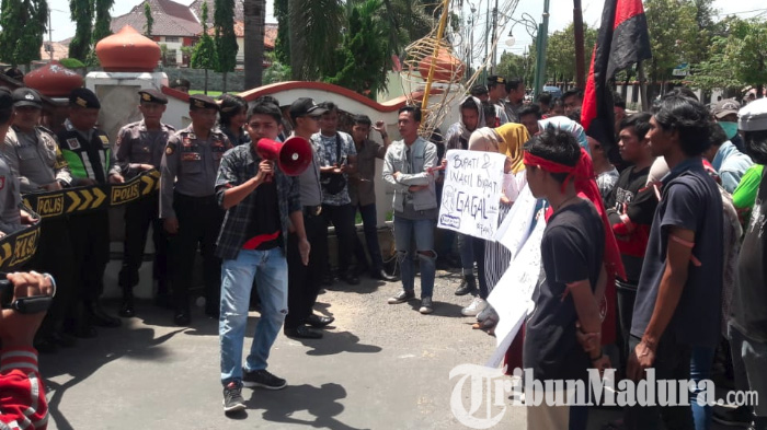 front-mahasiswa-aksi-sumenep-fams-aksi-domonstrasi-di-depan-kantor-pemkab-sumenep.jpg