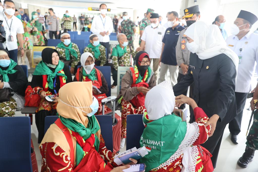 Intip Suasana Gubernur Khofifah Lepas Jamaah Umroh di Bandara Juanda, 2 Tahun Penantian Terbayar