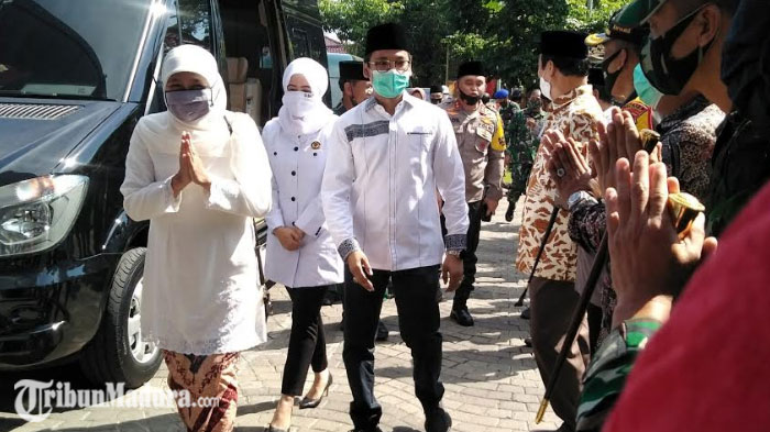 gubernur-jatim-khofifah-indar-parawansa-disambut-bupati-bangkalan-rk-abd-latif-imron.jpg