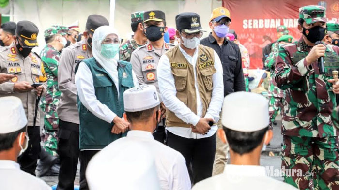 gubernur-jatim-khofifah-indar-parawansa-meninjau-pelaksanaan-program-serbuan-vaksinasi.jpg